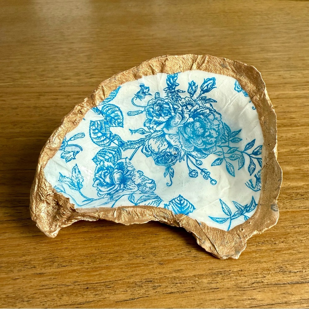 Blue and White French Toile Oyster Shell Ring Dish - Medium